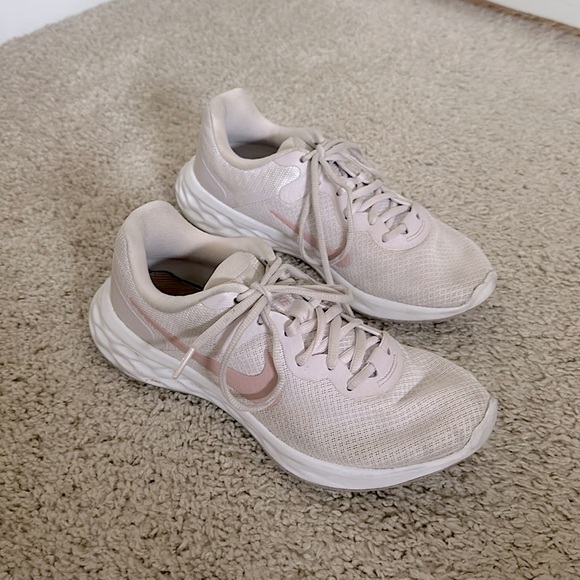 women’s Nike baby pink running shoes - Picture 2 of 2